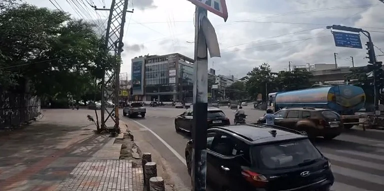 The deceased boy aged 14, a student of Class 9, was standing on RK Puram flyover in Hyderabad when the accident took place.
- X/@Team_Road_Squad